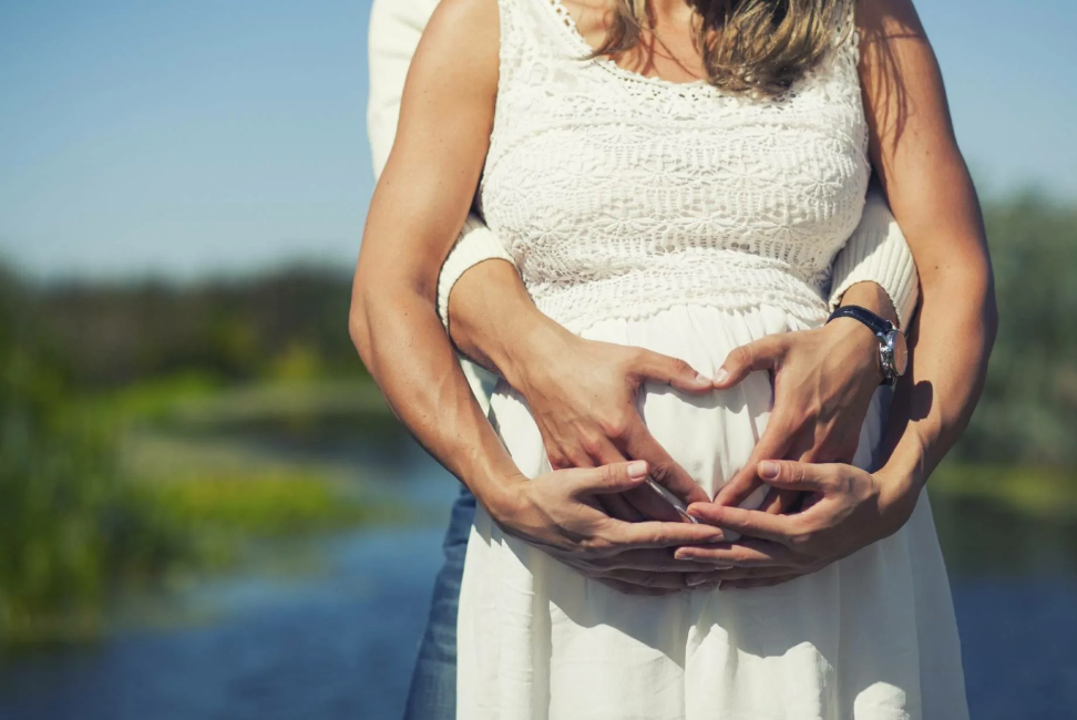 При наступлении беременности возникают гормональные проявления, поэтому каждая женщина, которая живёт половой жизнью должна знать о них.